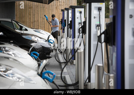 Elektrofahrzeug taxis Aufladen an der Princes Street elektrische Ladestation, einer von drei solche Stationen in der Stadt, in Dundee, Schottland, am 14. August 2019. Stockfoto