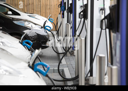 Elektrofahrzeug taxis Aufladen an der Princes Street elektrische Ladestation, einer von drei solche Stationen in der Stadt, in Dundee, Schottland, am 14. August 2019. Stockfoto