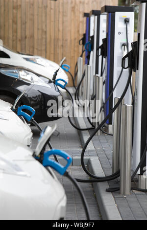 Elektrofahrzeug taxis Aufladen an der Princes Street elektrische Ladestation, einer von drei solche Stationen in der Stadt, in Dundee, Schottland, am 14. August 2019. Stockfoto