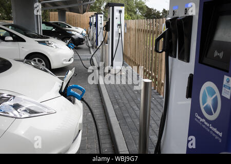 Elektrofahrzeug taxis Aufladen an der Princes Street elektrische Ladestation, einer von drei solche Stationen in der Stadt, in Dundee, Schottland, am 14. August 2019. Stockfoto