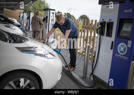 Elektrofahrzeug taxis Aufladen an der Princes Street elektrische Ladestation, einer von drei solche Stationen in der Stadt, in Dundee, Schottland, am 14. August 2019. Stockfoto