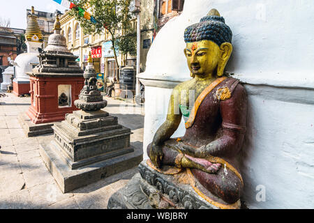 Buddha Statue und Schreine in den Hof des Kathesimbhu Stupa, Kathmandu, Nepal Stockfoto