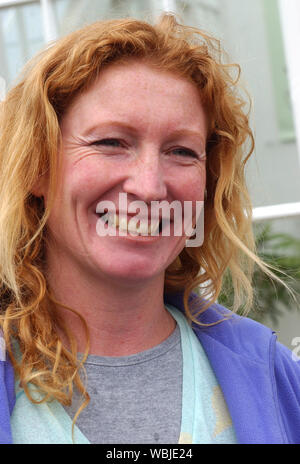 TV Gärtner Charlie Dimmock wird dargestellt, an Culzean Castle in der Nähe von Ayr heute, Freitag, 8/6/01, wo Sie die neu restaurierten Weingut und Dolphin House Eröffnung war. Die 218 m lange Viktorianischen Weingut zu einem Preis von £ 362 000 renoviert wurde. Stockfoto