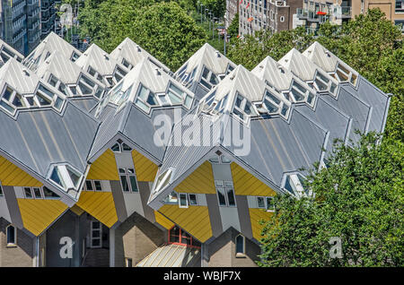 Rotterdam, Niederlande, 22. Juli 2019: Luftaufnahme der dachlandschaft von einem Dutzend der berühmte Cube Häuser an einem sonnigen Tag im Sommer Stockfoto