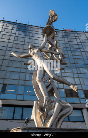 Moskau, Russland - 31. JULI 2019: Moderne Skulptur neben der Azimut Moscow Olympic Hotel Stockfoto
