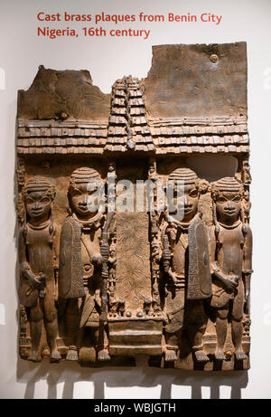 London. England. Benin Bronzen auf Anzeige an das Britische Museum, messingschild, die Fassade des Palais Royal, 16. und 17. Jahrhunderts. Von der Royal Stockfoto