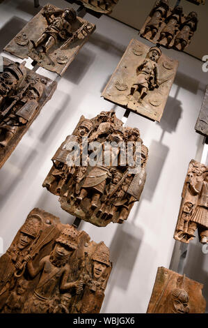 London. England. Benin Bronzen auf Anzeige an das Britische Museum, Messing Plaketten von der Royal Court Palace des Königreichs Benin, 16. und 17. Jahrhunderts. Stockfoto