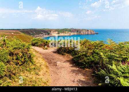 Panoramablick auf Cap Frehel und Fort La Latte, Bretagne, Frankreich. Atlantik französischen Küste Stockfoto