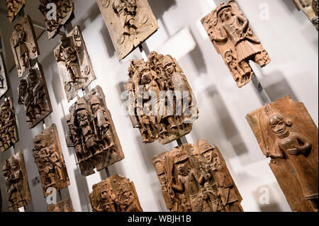 London. England. Benin Bronzen auf Anzeige an das Britische Museum, Messing Plaketten von der Royal Court Palace des Königreichs Benin, 16. und 17. Jahrhunderts. Stockfoto