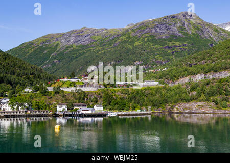 Aussicht auf das kleine Dorf Hellesylt und Fähre Anlegestelle im Gerianger Fjord in Mehr og Romsdal County in Norwegen Stockfoto