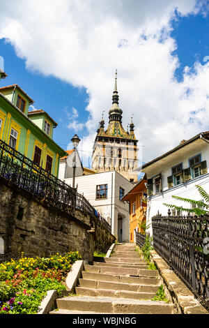 Treppen, die bis zu der Clock Tower (Turnul cu Ceas) in Sighisoara Zitadelle. Stockfoto
