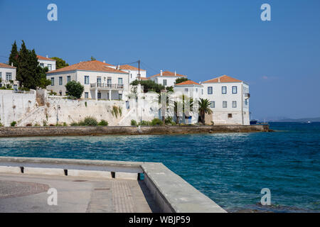 Gebäude der Insel Spetses am Saronischen Golf in der Nähe von Athen. Griechenland Stockfoto