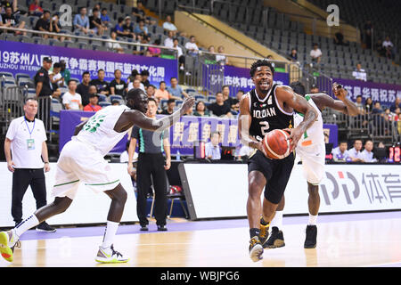 (190827) - Suzhou, Aug 27, 2019 (Xinhua) - Darquavis Tucker (C) der Jordanien geht für den Korb bei einem Match gegen Senegal im Jahr 2019 Suzhou International Basketball Challenge in Suzhou in der ostchinesischen Provinz Jiangsu, Aug 27., 2019. (Xinhua/Li Bo) Stockfoto