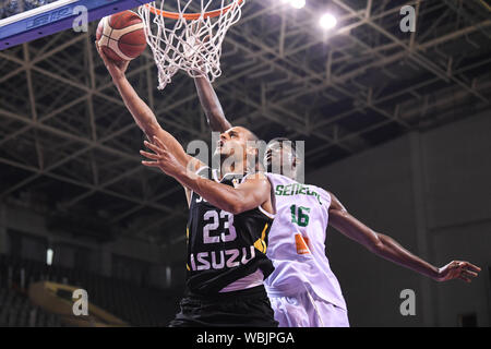 (190827) - Suzhou, Aug 27, 2019 (Xinhua) -- Mousa Alawadi (L) von Jordanien geht für den Korb bei einem Match gegen Senegal im Jahr 2019 Suzhou International Basketball Challenge in Suzhou in der ostchinesischen Provinz Jiangsu, Aug 27., 2019. (Xinhua/Li Bo) Stockfoto