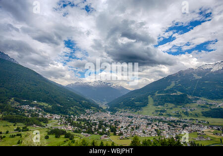 Ansicht von oben in Bormio im Sommer, eine italienische Stadt in der Provinz Sondrio in der Lombardei und renommierten Sommer und Winter Ferienort in den Alpen. Stockfoto