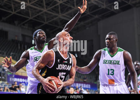 (190827) - Suzhou, Aug 27, 2019 (Xinhua) - zaid Abbas (C) der Jordanien geht für den Korb bei einem Match gegen Senegal im Jahr 2019 Suzhou International Basketball Challenge in Suzhou in der ostchinesischen Provinz Jiangsu, Aug 27., 2019. (Xinhua/Li Bo) Stockfoto