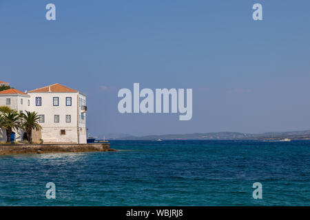 Gebäude der Insel Spetses am Saronischen Golf in der Nähe von Athen. Griechenland Stockfoto