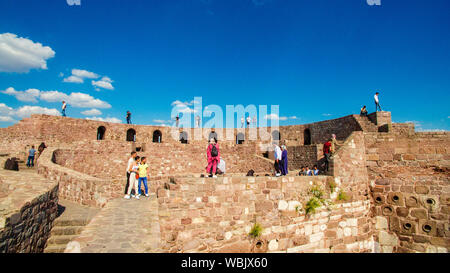 Panoramablick auf die Burg von Ankara (Kalesi). Blick auf die Hauptstadt der Türkei. Touristen auf den Wänden der Manor Stockfoto