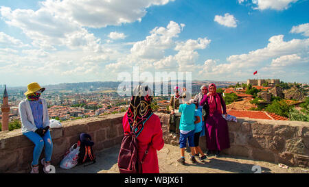 Panoramablick auf die Burg von Ankara (Kalesi). Blick auf die Hauptstadt der Türkei. Touristen auf den Wänden der Manor Stockfoto