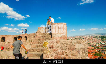 Panoramablick auf die Burg von Ankara (Kalesi). Blick auf die Hauptstadt der Türkei. Touristen auf den Wänden der Manor Stockfoto