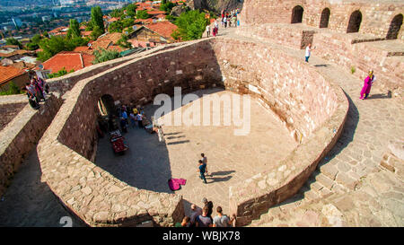 Panoramablick auf die Burg von Ankara (Kalesi). Blick auf die Hauptstadt der Türkei. Touristen auf den Wänden der Manor Stockfoto