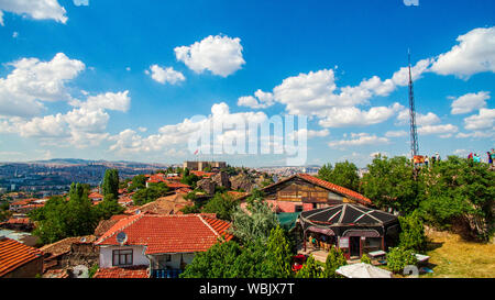 Panoramablick auf die Burg von Ankara (Kalesi). Blick auf die Hauptstadt der Türkei. Mauern des Herrenhauses und der türkischen Flagge Stockfoto