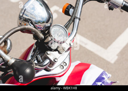 Hohe Betrachtungswinkel der roten Roller und Flagge von Amerika Stockfoto