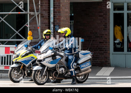 Zwei Polizisten Escorts auf Motorrädern auf 2019 Cyclassics Radrennen in Hamburg, Deutschland Stockfoto