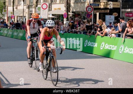 Radfahrer am 2019 Euroeyes Cyclassics Radrennen in Hamburg, Deutschland, beobachtet von Straße Zuschauer Stockfoto