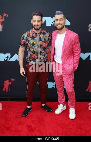 Michael Turchin und Lance Bass (r) Die 2019 MTV Video Music Awards VMAs, im Prudential Center in Newark, New Jersey, USA, am 26. August 2019 teilnehmen. | Verwendung weltweit Stockfoto