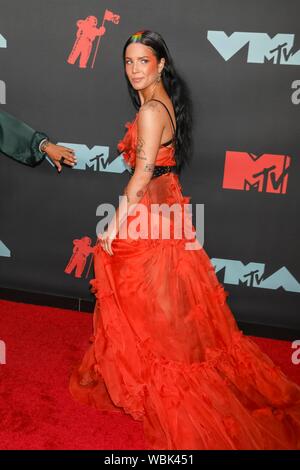 Halsey besucht die 2019 MTV Video Music Awards VMAs, im Prudential Center in Newark, New Jersey, USA, am 26. August 2019. | Verwendung weltweit Stockfoto