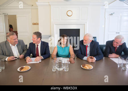 (Nach rechts) Shadow chief whip Nick Brown, Schatten Brexit Staatssekretär Sir Kier Starmer, Schatten Führer des Unterhauses Valerie Vaz, Labour Party leader Jeremy Corbyn und Schatzkanzler John McDonnell, vor der Sitzung mit älteren Abgeordneten aller Parteien zu diskutieren Stoppen eines Nicht-deal Brexit links. Stockfoto