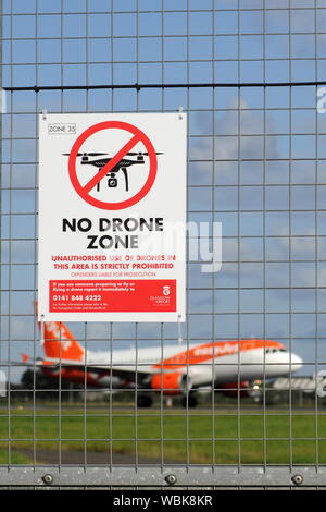 Flughafen Unterbrechungen - KEIN DRONE ZONE SCHILD AM FLUGHAFEN GLASGOW. Stockfoto