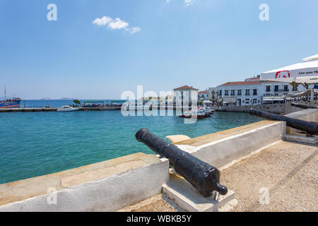 SPETSES, Griechenland - August 6, 2019: Eine alte Kanone am neuen Hafen auf der Insel Spetses, Griechenland, Stockfoto