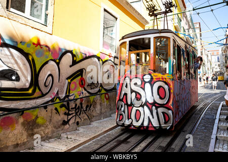 Graffiti bedeckt Standseilbahn Straßenbahn, Lissabon, Portugal. Stockfoto