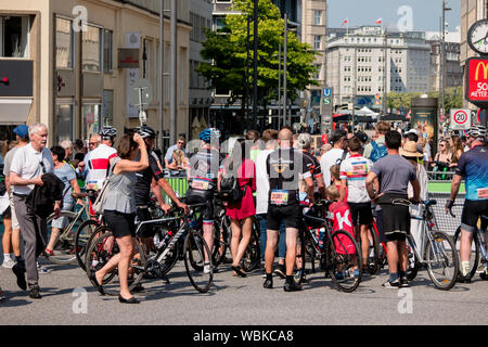 Masse der Radsportler und Zuschauer an der 2019 Euroeyes Cyclassics Radrennen in Hamburg Zentrum, Deutschland Stockfoto