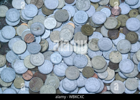 Altes türkisches Geld an der antiken Boutique in Istanbul, Türkei. Stockfoto