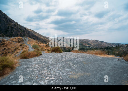 Zeit, Ort, wo Weizen einmal in der Vergangenheit gefräst wurde. Alte Stein grinder Mühle, Mehl zu produzieren. Stockfoto