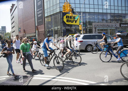 Radfahrer nehmen an den jährlichen Sommer Straßen Tage. Sommer Straßen ist eine jährliche Feier der Wertvollsten öffentlichen Raum in New York City - unsere Straßen. Sommer Straßen bietet Platz für Erholung und ermutigt den New Yorkern mehr nachhaltige Formen der Verkehrsmittel zu benutzen. Stockfoto