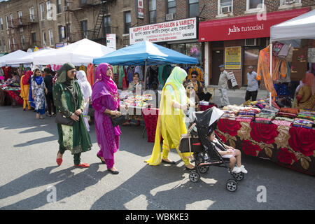 Menschen aus der bengalischen American Community Shop an einer Messe in der "Kleinen Bangladesch" Nachbarschaft in Brooklyn, New York. Stockfoto