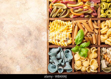 Sortierte bunte italienische Pasta in Holzkiste Stockfoto