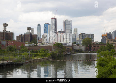 Die gowanus Nachbarschaft um die gowanus Canal ist eine aufstrebende Gegend in der begehrten Immobilien in Brooklyn, New York. Neue hohe Gebäude in der Innenstadt am Horizont. Stockfoto