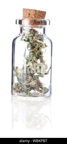 Kleine Flasche mit medizinischen Marihuana Knospen, Nahaufnahme, auf weißem Hintergrund. Therapeutische und medizinische Verwendung von Cannabis Stockfoto