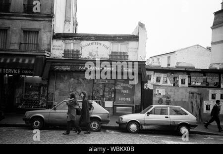 PARIS MONTMARTRE - "Pink Pig": Alte Gebäude unter ABRISS PERSPEKTIVE IM BEREICH DER PLACE DES ABBESSES PARIS MONTMARTRE IN DEN SPÄTEN 80ern - PARIS STREET FOTOGRAFIE - SILBER FILM © Frédéric BEAUMONT Stockfoto