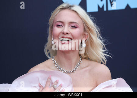 Newark, USA. 26 Aug, 2019. NEWARK, New Jersey, USA - 26. AUGUST Sänger Zara Larsson trägt ein Kleid Giambattista Valli und Bulgari Schmuck kommt an der 2019 MTV Video Music Awards im Prudential Center am 26. August 2019 in Newark, New Jersey, United States. (Foto von Xavier Collin/Image Press Agency) Quelle: Bild Presse Agentur/Alamy Leben Nachrichten Quelle: Bild Presse Agentur/Alamy leben Nachrichten Stockfoto