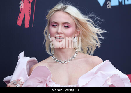 Newark, USA. 26 Aug, 2019. NEWARK, New Jersey, USA - 26. AUGUST Sänger Zara Larsson trägt ein Kleid Giambattista Valli und Bulgari Schmuck kommt an der 2019 MTV Video Music Awards im Prudential Center am 26. August 2019 in Newark, New Jersey, United States. (Foto von Xavier Collin/Image Press Agency) Quelle: Bild Presse Agentur/Alamy Leben Nachrichten Quelle: Bild Presse Agentur/Alamy leben Nachrichten Stockfoto