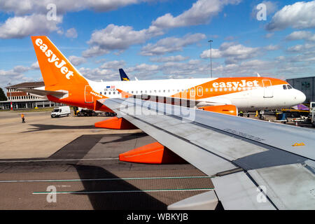 Easy Jet Airbus A 319-111 auf dem Vorfeld des Flughafen Luton, England. Stockfoto