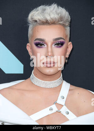 Newark, USA. 26 Aug, 2019. NEWARK, New Jersey, USA - 26. August: James Charles kommt an der 2019 MTV Video Music Awards auf dem Prudential Center am 26. August 2019 in Newark, New Jersey, United States statt. (Foto von Xavier Collin/Image Press Agency) Quelle: Bild Presse Agentur/Alamy Leben Nachrichten Quelle: Bild Presse Agentur/Alamy leben Nachrichten Stockfoto