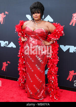 Newark, USA. 26 Aug, 2019. NEWARK, New Jersey, USA - 26. AUGUST Sänger Lizzo tragen eine benutzerdefinierte Moschino Kleid kommt an der 2019 MTV Video Music Awards im Prudential Center am 26. August 2019 in Newark, New Jersey, United States. (Foto von Xavier Collin/Image Press Agency) Quelle: Bild Presse Agentur/Alamy Leben Nachrichten Quelle: Bild Presse Agentur/Alamy leben Nachrichten Stockfoto