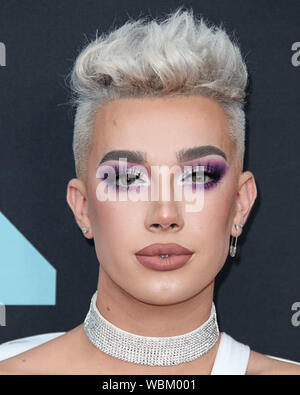 Newark, USA. 26 Aug, 2019. NEWARK, New Jersey, USA - 26. August: James Charles kommt an der 2019 MTV Video Music Awards auf dem Prudential Center am 26. August 2019 in Newark, New Jersey, United States statt. (Foto von Xavier Collin/Image Press Agency) Quelle: Bild Presse Agentur/Alamy Leben Nachrichten Quelle: Bild Presse Agentur/Alamy leben Nachrichten Stockfoto